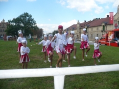 Princezny - mažoretky z Hluboké nad Vltavou - 2010 08. 29. - Vondrov - jezdecké závody