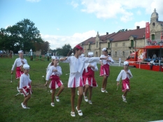 Princezny - mažoretky z Hluboké nad Vltavou - 2010 08. 29. - Vondrov - jezdecké závody