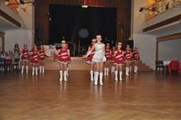 Princezny - mažoretky z Hluboké nad Vltavou - 2011 02. 19. - Svíčkový ples Zliv