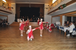 Princezny - mažoretky z Hluboké nad Vltavou - 2011 02. 19. - Svíčkový ples Zliv