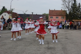 Princezny - mažoretky z Hluboké nad Vltavou - 2011 05. 01. - Rapšašské Zikmundohraní