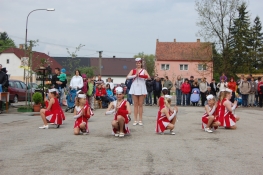 Princezny - mažoretky z Hluboké nad Vltavou - 2011 05. 01. - Rapšašské Zikmundohraní