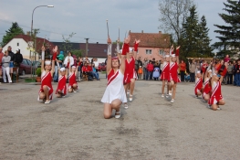 Princezny - mažoretky z Hluboké nad Vltavou - 2011 05. 01. - Rapšašské Zikmundohraní