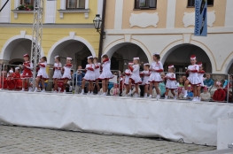 Princezny - mažoretky z Hluboké nad Vltavou - 2011 05. 28. . O střevíček pohádkové Telče