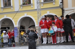 Princezny - mažoretky z Hluboké nad Vltavou - 2011 05. 28. . O střevíček pohádkové Telče