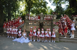 Princezny - mažoretky z Hluboké nad Vltavou - 2011 06. 29. - Focení s nevěstou