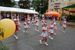 Princezny - mažoretky z Hluboké nad Vltavou - 2011 08. 13. - Slavnostni mrkve - Zliv