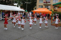 Princezny - mažoretky z Hluboké nad Vltavou - 2011 08. 13. - Slavnostni mrkve - Zliv