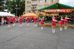 Princezny - mažoretky z Hluboké nad Vltavou - 2011 08. 13. - Slavnostni mrkve - Zliv