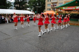 Princezny - mažoretky z Hluboké nad Vltavou - 2011 08. 13. - Slavnostni mrkve - Zliv