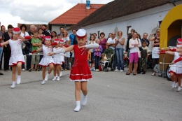 Princezny - mažoretky z Hluboké nad Vltavou - 2011 08. 13. - Slavnosti obce Pištín