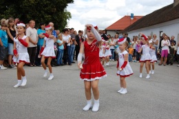 Princezny - mažoretky z Hluboké nad Vltavou - 2011 08. 13. - Slavnosti obce Pištín