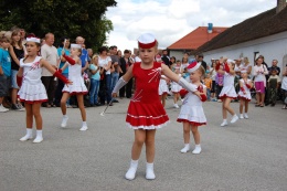 Princezny - mažoretky z Hluboké nad Vltavou - 2011 08. 13. - Slavnosti obce Pištín