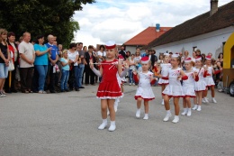 Princezny - mažoretky z Hluboké nad Vltavou - 2011 08. 13. - Slavnosti obce Pištín