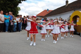 Princezny - mažoretky z Hluboké nad Vltavou - 2011 08. 13. - Slavnosti obce Pištín