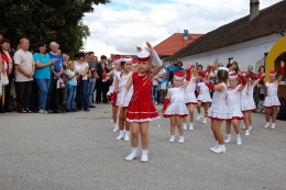 Princezny - mažoretky z Hluboké nad Vltavou - 2011 08. 13. - Slavnosti obce Pištín