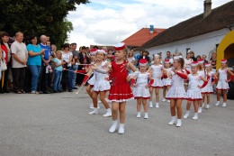 Princezny - mažoretky z Hluboké nad Vltavou - 2011 08. 13. - Slavnosti obce Pištín