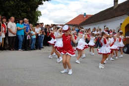 Princezny - mažoretky z Hluboké nad Vltavou - 2011 08. 13. - Slavnosti obce Pištín