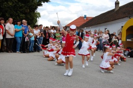 Princezny - mažoretky z Hluboké nad Vltavou - 2011 08. 13. - Slavnosti obce Pištín