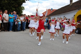 Princezny - mažoretky z Hluboké nad Vltavou - 2011 08. 13. - Slavnosti obce Pištín