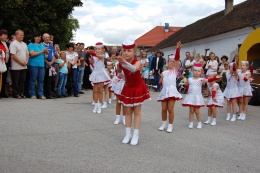 Princezny - mažoretky z Hluboké nad Vltavou - 2011 08. 13. - Slavnosti obce Pištín