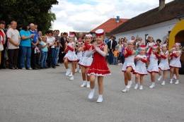 Princezny - mažoretky z Hluboké nad Vltavou - 2011 08. 13. - Slavnosti obce Pištín