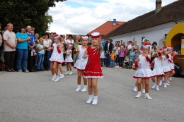 Princezny - mažoretky z Hluboké nad Vltavou - 2011 08. 13. - Slavnosti obce Pištín