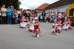 Princezny - mažoretky z Hluboké nad Vltavou - 2011 08. 13. - Slavnosti obce Pištín