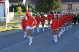 Princezny - mažoretky z Hluboké nad Vltavou - 2011 10. 15. - Hosín, průvod městem