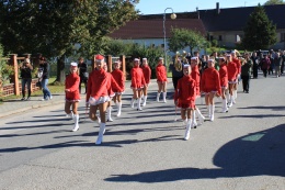 Princezny - mažoretky z Hluboké nad Vltavou - 2011 10. 15. - Hosín, průvod městem