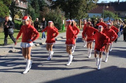 Princezny - mažoretky z Hluboké nad Vltavou - 2011 10. 15. - Hosín, průvod městem