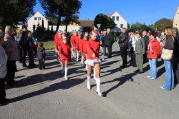 Princezny - mažoretky z Hluboké nad Vltavou - 2011 10. 15. - Hosín, průvod městem