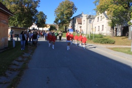 Princezny - mažoretky z Hluboké nad Vltavou - 2011 10. 15. - Hosín, průvod městem