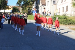 Princezny - mažoretky z Hluboké nad Vltavou - 2011 10. 15. - Hosín, průvod městem