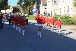 Princezny - mažoretky z Hluboké nad Vltavou - 2011 10. 15. - Hosín, průvod městem