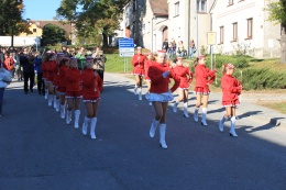 Princezny - mažoretky z Hluboké nad Vltavou - 2011 10. 15. - Hosín, průvod městem