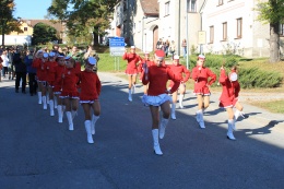 Princezny - mažoretky z Hluboké nad Vltavou - 2011 10. 15. - Hosín, průvod městem