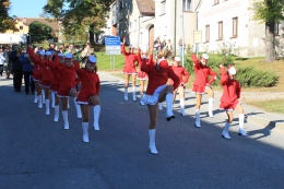 Princezny - mažoretky z Hluboké nad Vltavou - 2011 10. 15. - Hosín, průvod městem