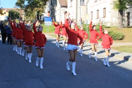 Princezny - mažoretky z Hluboké nad Vltavou - 2011 10. 15. - Hosín, průvod městem