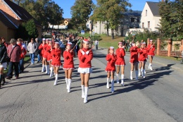 Princezny - mažoretky z Hluboké nad Vltavou - 2011 10. 15. - Hosín, průvod městem