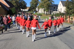 Princezny - mažoretky z Hluboké nad Vltavou - 2011 10. 15. - Hosín, průvod městem