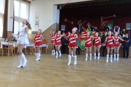 Princezny - mažoretky z Hluboké nad Vltavou - 2011 10. 15. - Hosín, průvod městem