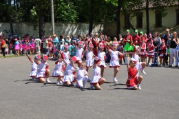 Princezny - mažoretky z Hluboké nad Vltavou - 2012 05. 19. - O májovou korunku Jemnice