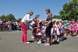 Princezny - mažoretky z Hluboké nad Vltavou - 2012 05. 19. - O májovou korunku Jemnice