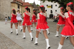 Princezny - mažoretky z Hluboké nad Vltavou - 2012 05. 21. - Piaristické náměstí s kapelou Armonia