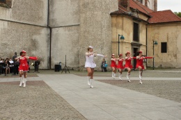 Princezny - mažoretky z Hluboké nad Vltavou - 2012 05. 21. - Piaristické náměstí s kapelou Armonia