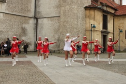 Princezny - mažoretky z Hluboké nad Vltavou - 2012 05. 21. - Piaristické náměstí s kapelou Armonia