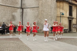 Princezny - mažoretky z Hluboké nad Vltavou - 2012 05. 21. - Piaristické náměstí s kapelou Armonia