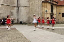 Princezny - mažoretky z Hluboké nad Vltavou - 2012 05. 21. - Piaristické náměstí s kapelou Armonia