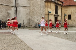 Princezny - mažoretky z Hluboké nad Vltavou - 2012 05. 21. - Piaristické náměstí s kapelou Armonia